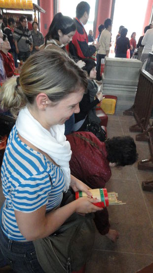 Jetzt im Tempel den Becher schuetteln bis ein Staebchen aus dem Becher faellt..., dieses Staebchen sagt einem dann, ob das neue Jahr einem Glueck oder Pech bringt.