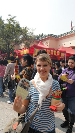 ....so fertig und jetzt zurueck zur "Wahrsagerin", einer Frau oder kann auch ein Mann sein, die/ der dann das Staebchen liest und einem eine Karte gibt....jetzt wird es spannend...