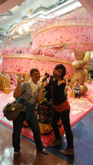 Kit und ich in einer der vielen Shopping Malls.