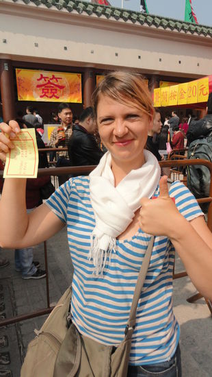 Die Karten haben Nummern von 1 - 100 und 100 ist am Schlechtesten. Ich hab eine 1 gezogen  und Kit und ihre Freundinnen konnten es kaum fassen, da so eine Karte wohl sehr selten ist. Ich hab also dieses Jahr dann wohl verdammt viel Glueck!!  