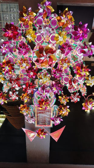 Alle Chinesen, die nicht so viel Glueck haben wie ich, koennen sich dann dieses Plastikblumenarrangement kaufen. Das gibt es in allen Groessen und zu allen Preisen und bringt wohl das Glueck zurueck, falls man eine schlechte Nummer gezogen hat.  Ist schon witzig, wenn man dann Chinesen mit diesen riesen Teilen vorbeigehen sieht. 