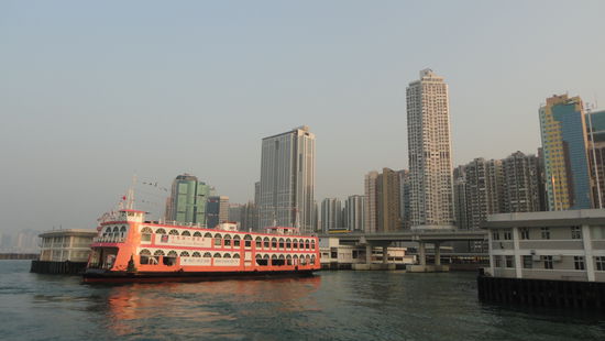 Von Hong Kong Island mit der Faehre rueber nach Kowloon.