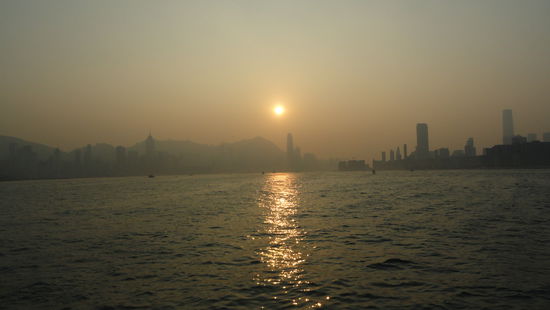 Fast schon Sonnenuntergang auf der Ueberfahrt. Nur noch 2 Stunden bis zum chinesischen Neujahrsfestfeuerwerk. Freu, freu!