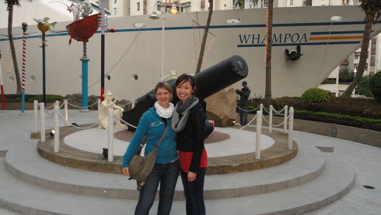 Kit und ich am Hafen in Kowloon. (Kowloon ist ein Teil von Hong Kong) Insgesamt ist Hong Kong in folgende Gebiete aufgeteilt: New Territories, Lantau Island, Kowloon und Hong Kong Island.