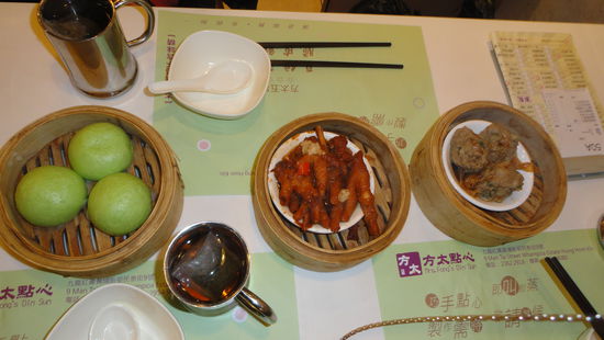 Mein 1. Abendessen in Hongkong. Rechts im Bild Fleischbaellchen, in der Mitte "Chicken Feet" also Huehnerbeinchen in einer suessauren Sosse (ich fands ziemlich eklig)  und links "Greentea-baellchen" mit einer Eiercreme in der Mitte, das fand ich wiederum ziemlich lecker. 