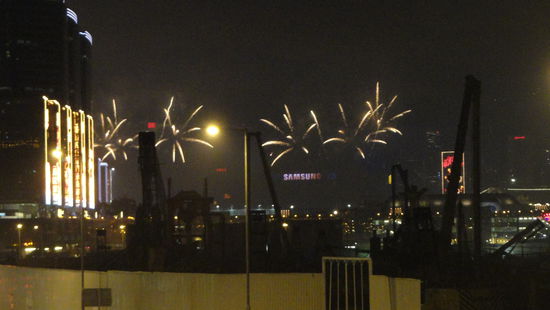 Wir hatten zwar nicht die aller besten Plaetze um das gigantische Feuerwerk von 25 Minuten zu bestaunen, dafuer sind wir auch nicht stundenlang Schlage gestanden, sondern erst 10 Minuten vor Beginn von unserem Restaurant los gelaufen.