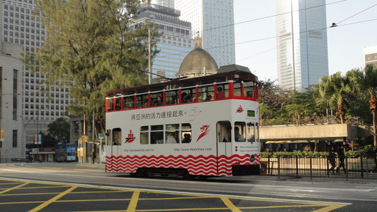 Die bunte Doppeldecker-Tram in Hong Kong sieht echt ganz putzig aus.