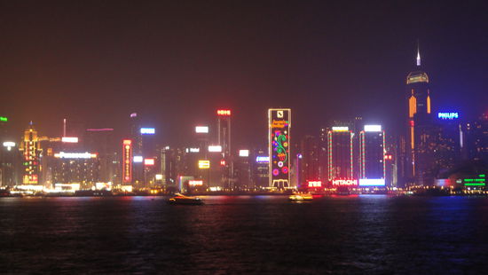 Skyline von Hong Kong mit Licht- und Musikshow abends. Passend zur Musik bewegt sich dann die Beleuchtung an den Gebaeuden.