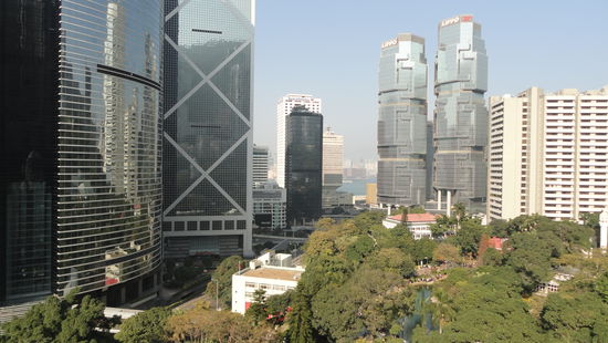 In Hong Kong steht man in einem Wald von Wolkenkratzern.