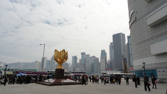 Auf dem Expogelaende. Golden Bauhinia Square mit der Forever Blooming Bauhinia.