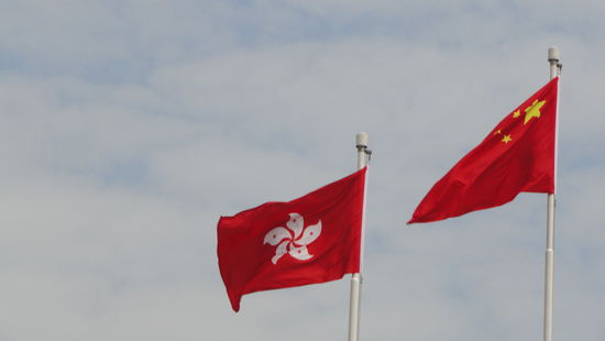 Hong Kongs und Chinas Flagge.