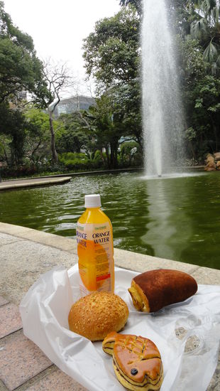 So startet man einen tollen Tag in Hong Kong . Das braune rechts ist eine Suesskartoffelrolle vom Baecker. Das Runde Broetchen, nennt sich Bun und ist mit Kuerbiscreme gefuellt und dazu gabs noch einen Neujahrsfisch ein Biscuitkuechlein mit Schokolade, mmmhhh war echt lecker.