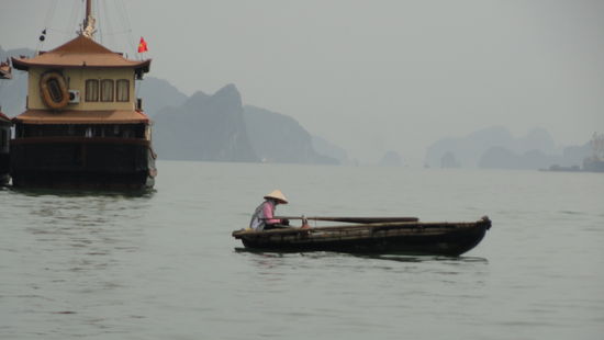 Der Name "Halong Bay" bedeutet "Bucht des untertauchenden Drachen". Unser Tourguide hat uns erklaert, dass wohl der Entdecker der Halong Bay von Bord seines Schiffes eine Wasserschlange gesehen hat...und wie das mit Uebertreibungen oft so ist, wuerde im Laufe der Zeit ein Drache draus. 