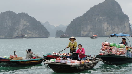 Ueberall fahren Haendler durch die Buchten und verkaufen ihre Waren.