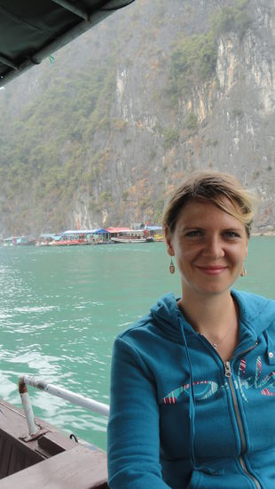 Ueberfahrt zu einer der Felsen mit Tropfsteinhoehle....