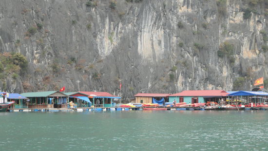 Einige Vietnamesen leben tatsaechlich in dieser Bucht. Da ticken die Uhren sicher ganz anders wie bei uns Zuhause. 