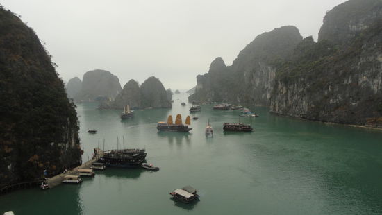 1696 Kalkfelsen, teilweise mehrere hundert Meter hoch, ragen hier aus dem Wasser.