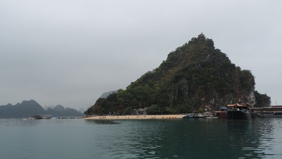 Kleine Sandstraende umringen manche Kalksteinfelsen. Zum Baden war es allerdings zu kalt. 