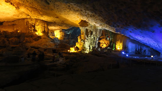 Die Tropfsteinhoehle, war echt super. Schoen gross und toll beleuchtet.