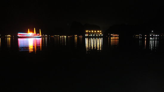Die Halong Bay bei Nacht.