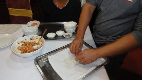 Kurze Kochdemonstration....so macht man eine vietnamesiche Fruehlingsrolle. 