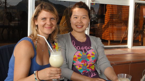 Gina (aus China, die mit mir auch an Bord war) und ich beim Cocktail schluerfen auf Cat Ba Island (eine grosse Insel in der Halong Bucht)! 