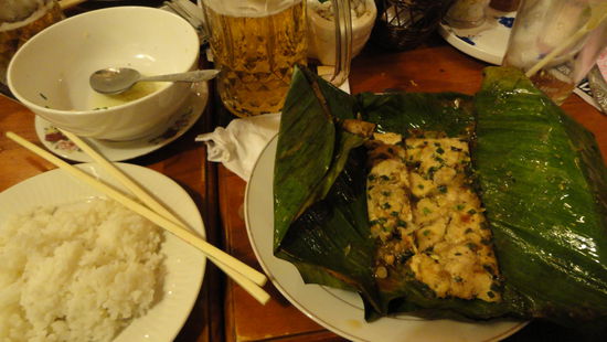 Super lecker und guenstig das Essen in Vietnam. Wir haben eigentlich nie mehr als 3 Euro gezahlt und das obwohl wir manchmal ein 4 Gaenge Menue bestellt hatten. 