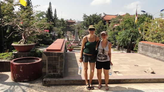 Marta und ich in eine der Tempelanlagen Nha Trangs