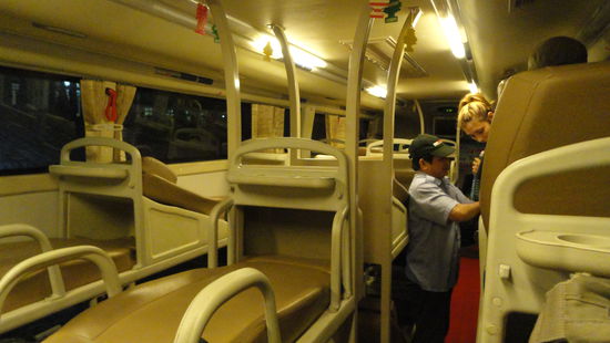 Nachbus von Hoi An nach Nha Trang. Eigentlich waren die "Betten" ganz bequem, zumindest wenn man so kurze Beine hat wie ich, allerdings bei dem Fahrstil konnte man nicht wirklich schlafen. Zudem musste sich leider auch immer wieder mal jemand uebergeben...war echt schrecklich...