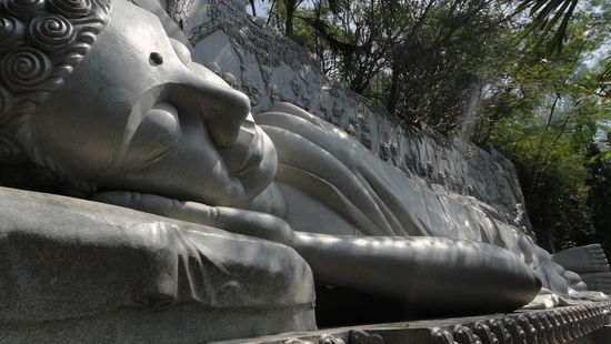 Schlafende Buddhafigur