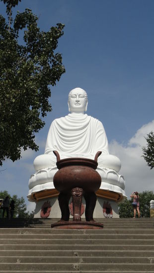 riesige sitzende Buddhastatue