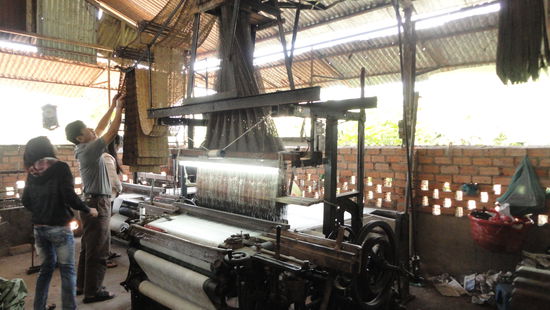 Danach wird gewebt. Allerdings hier auch schon maschinell!