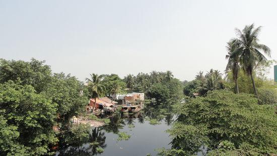 Bruecke in Ho Chi Minh: Idyllisch sieht das hier ja schon aus, aber der Schein truegt. Das Wasser ist super dreckig und der Fluss stinkt bestialisch. Gut das man Fotos noch nicht riechen kann. 
