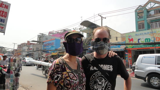 Marta und Matt haben sich eine Maske gekauft, da die Luft durch die Abgase der vielen Motorroller einfach super schlecht ist.