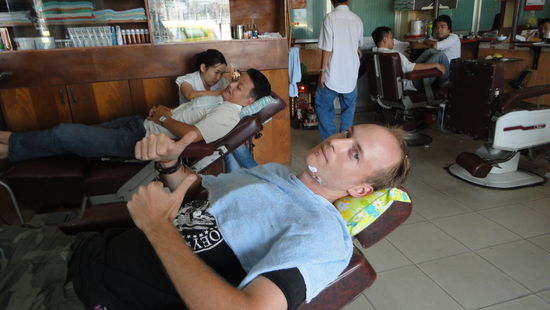 Beim Friseur und Ohren sauber machen.