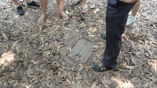 Winzig klein so ein geheimer Tunneleingang. Ich bin rein und bis zum naechsten Ausgang gekrabbelt.  War stockfinster und ziemlich eng, wobei ich ja auch nicht gerade gross bin.