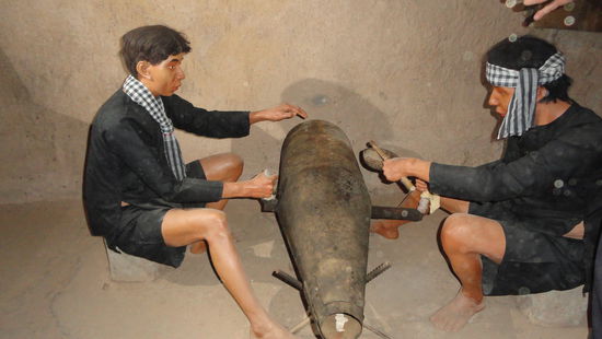 Eine amerikanische Bombe wird von den Vietnamesen wiederverwerten