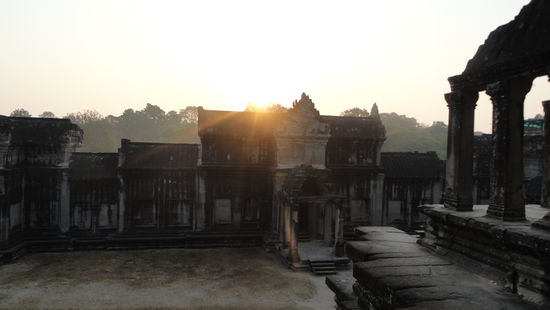 Die gesamte Tempelanlage misst in West -Ost-Richtung 1,5 km und Nord-Sued-Richtung ca. 1,3 km.