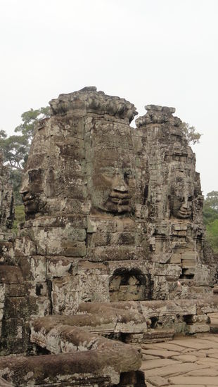 Dutzende Gesichter zieren den Tempel Bayon.