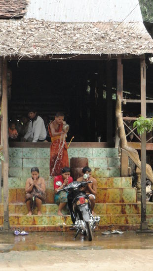 Ein Moench segnen drei Glaeubige...