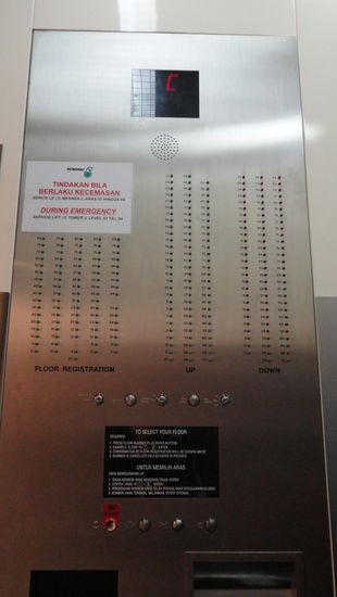 Im Lift der Petronas Towers. 