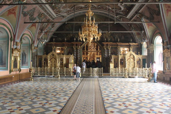 Kloster; auf dem Boden kein Teppichläufer sondern Fliesen!