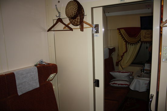 Mit Ganzkörperspiegel und zwei Schlössern an der Tur