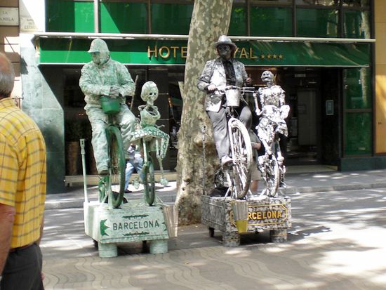 Zwei von zahlreichen Schaustellern und Künstlern auf der Rambla