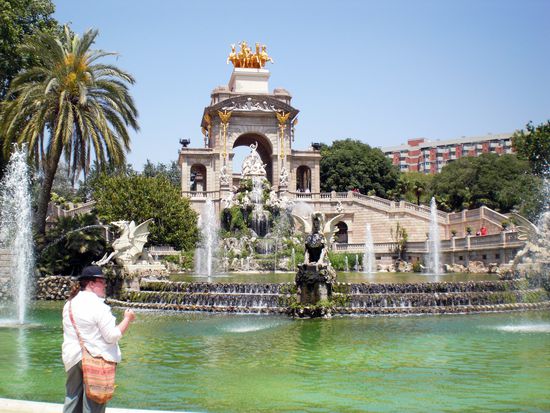 Großer Springbrunnen im Park