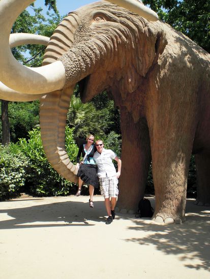 Große Mammutstatue im Park