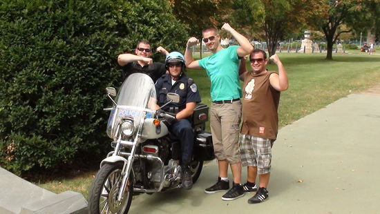 6 Fäuste gegen Washington... 
Leider durfte der freundliche Motorradpolizist uns nicht probesitzen lassen.