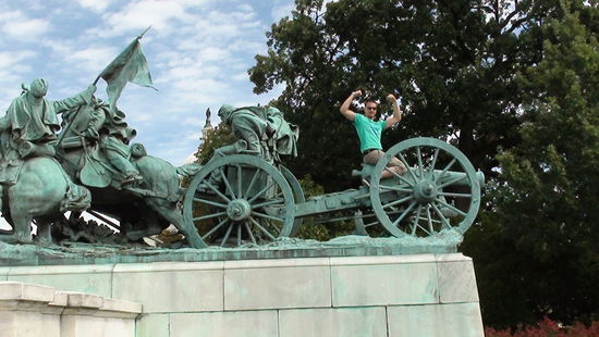 Frank mit einer Kanone zwischen den Füßen...