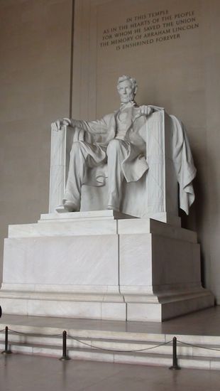 Lincoln Monument
Sitz da ganz lässig rum der Typ, haben uns überlegt, was passieren würde, wenn man versuchen würde ihm auf den Schoß zu sitzen!? Die Frage, lassen wir offen, wir hatten nicht die Eier es auszuprobieren.