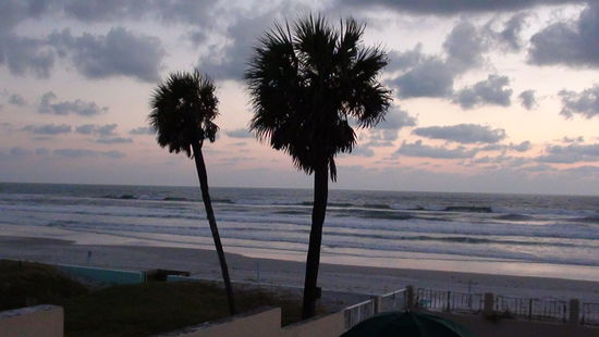 Vor dem Sonnenaufgang. Blick auf den Ozean direkt von unserem Zimmer in Daytona.
